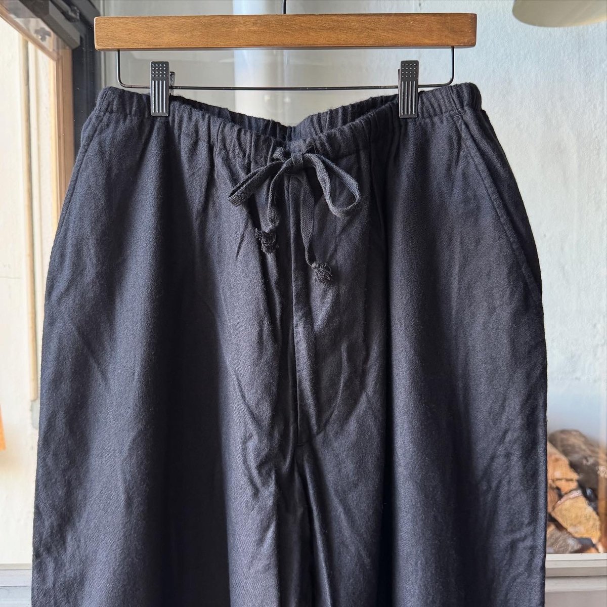 COMOLI カシミヤシルク 製品染ドローストリングパンツ | Less Higashikawa