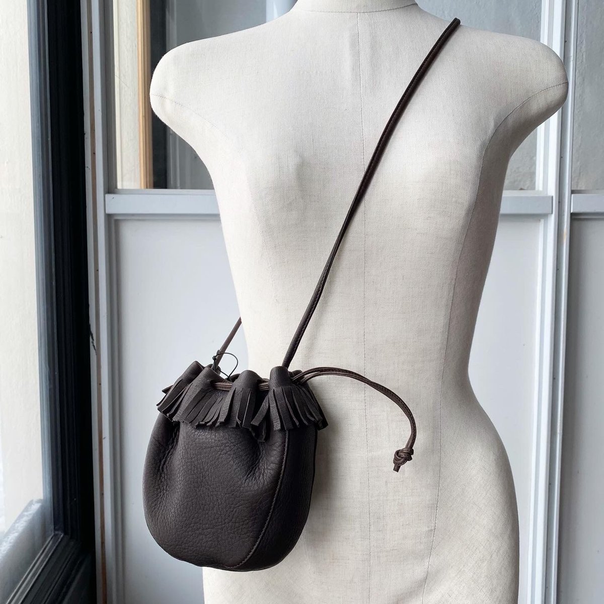 Aeta アエタ フリンジ付レザーショルダーバッグ ブラック ポーチ 巾着 XS