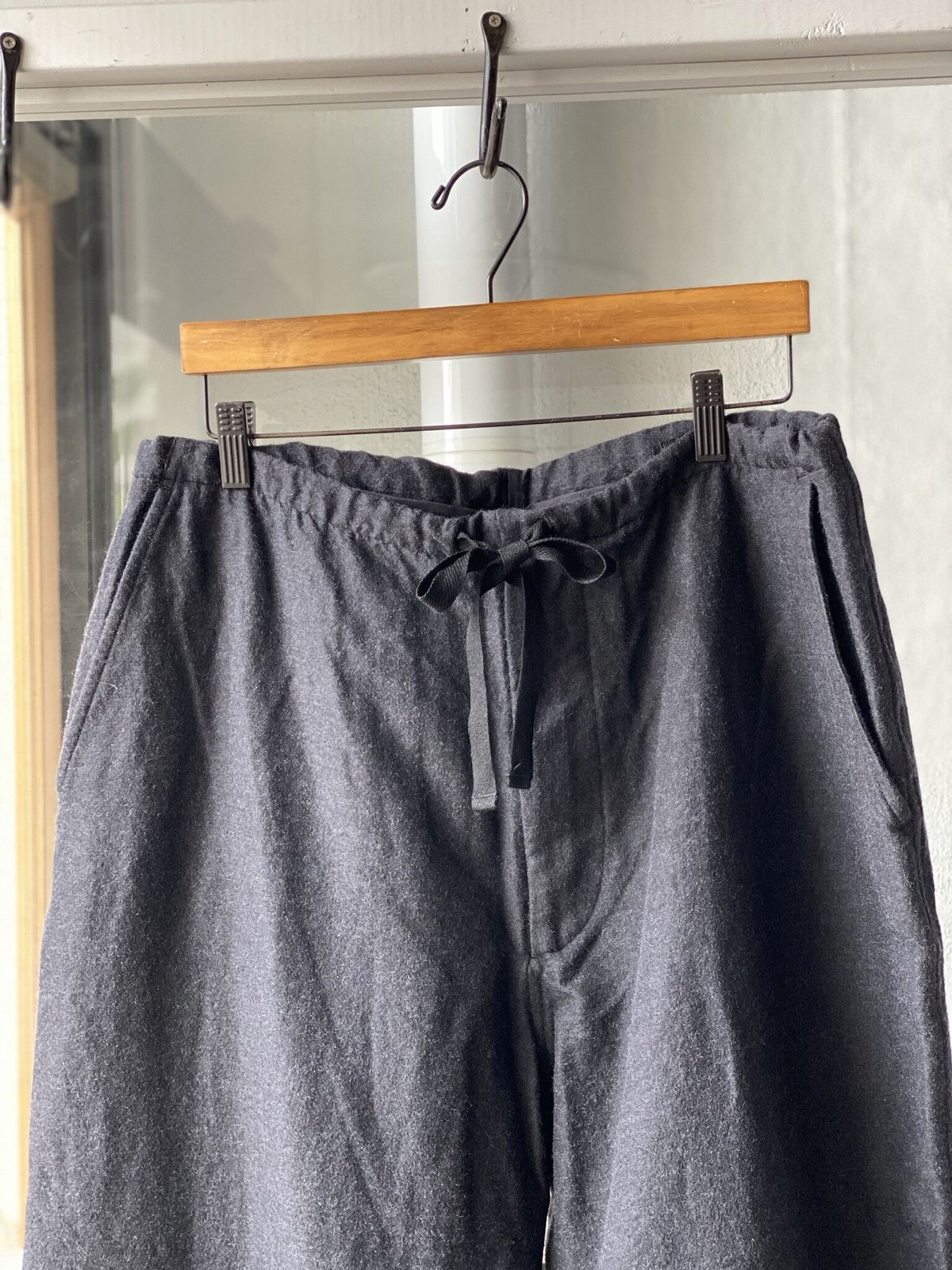 COMOLI ウールシルク ドローストリングパンツ | Less Higashikawa COMOLI ウールシルク ドローストリングパンツ | Less Higashikawa