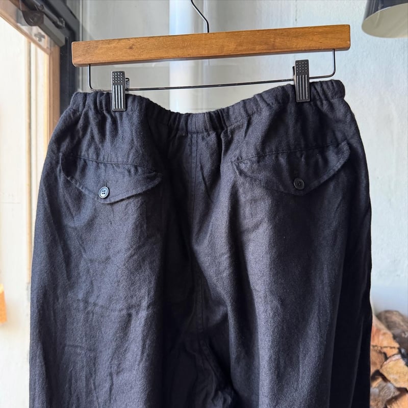 COMOLI カシミヤシルク 製品染ドローストリングパンツ | Less Higashikawa