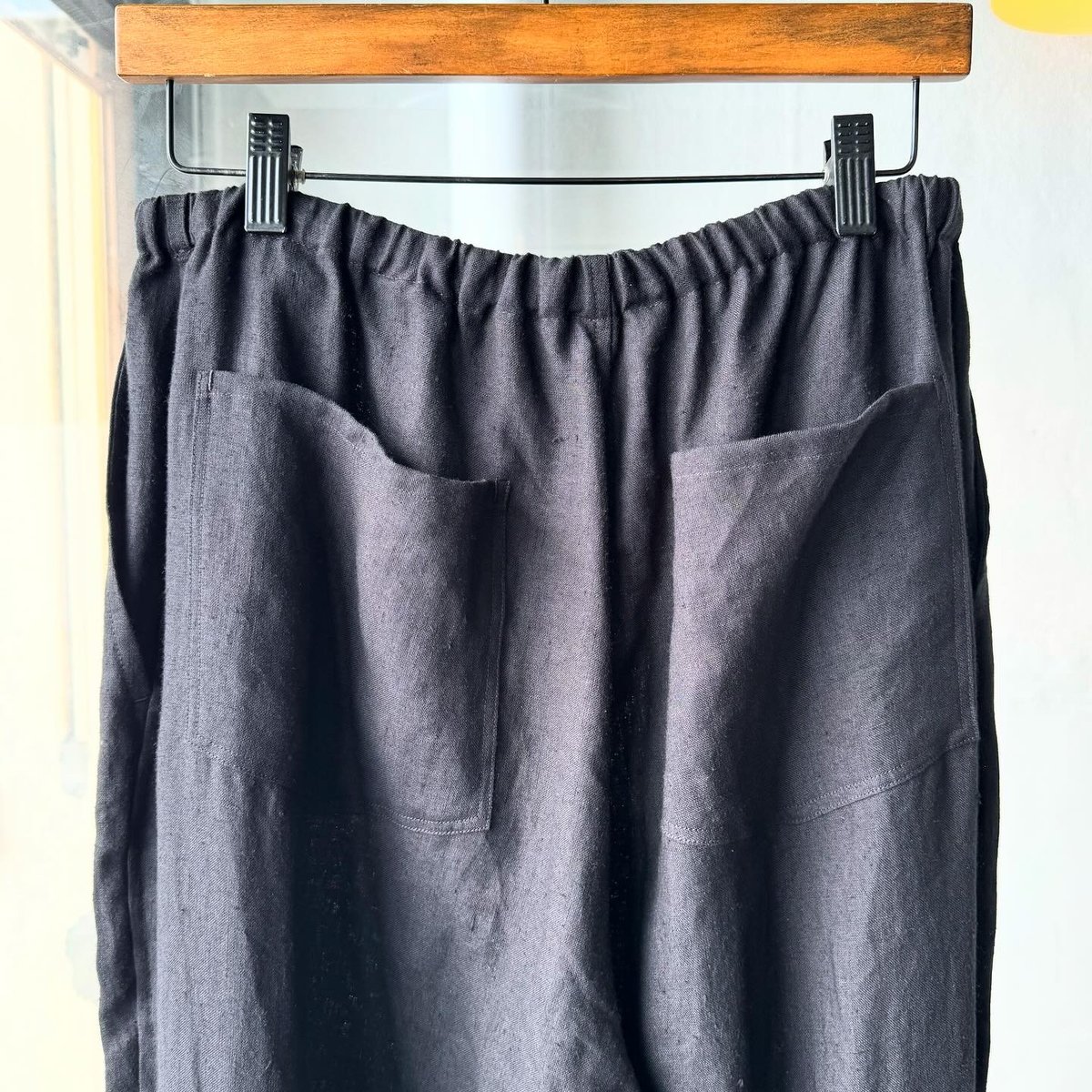 COMOLI カナパ ドローストリングパンツ | Less Higashikawa COMOLI カナパ ドローストリングパンツ | Less Higashikawa