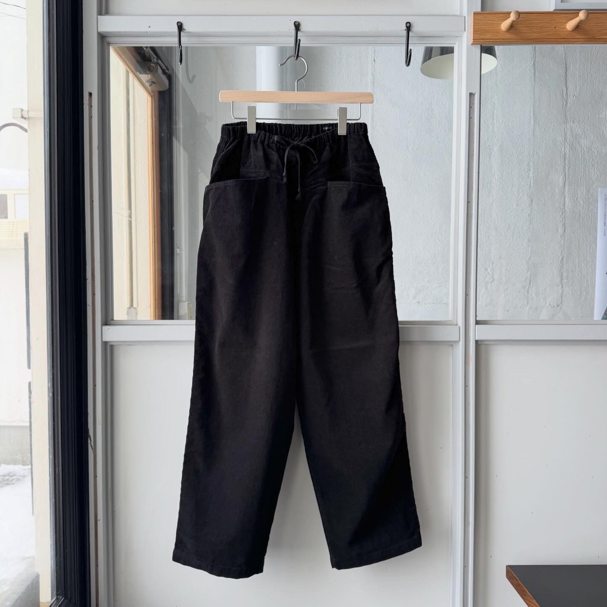 COMOLI コーデュロイ ドローストリングパンツ | Less Higashikawa COMOLI コーデュロイ ドローストリングパンツ | Less Higashikawa