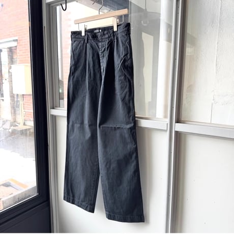 AURALEE　GARMENT-DYED FINX LIGHT CHINO ONE-TUCK WIDE PANTS
