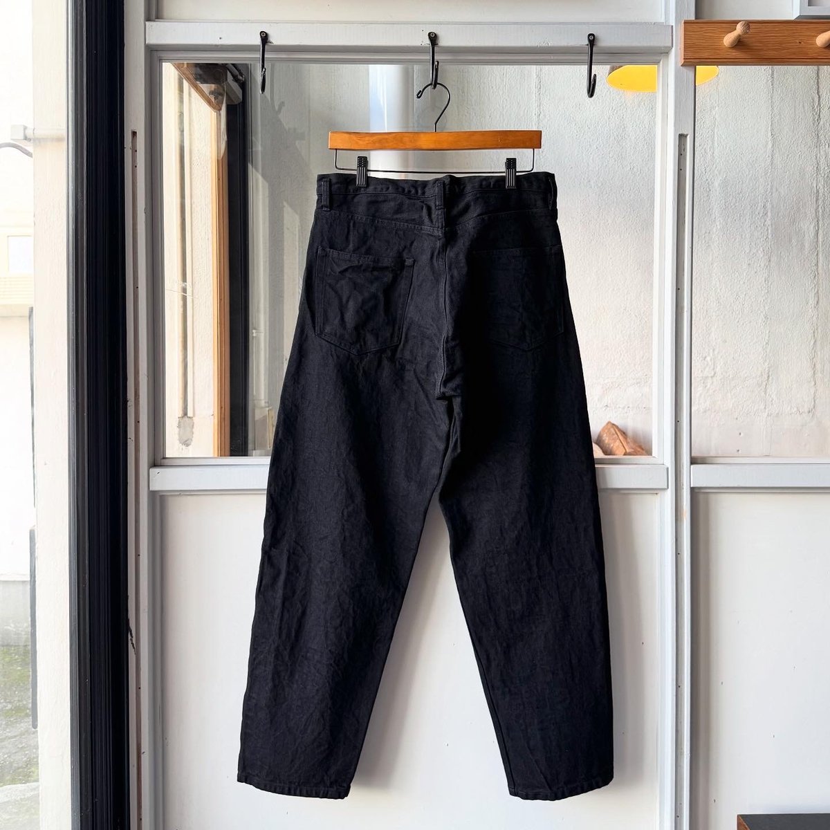 COMOLI ブラックデニム テーパードパンツ | Less Higashikawa