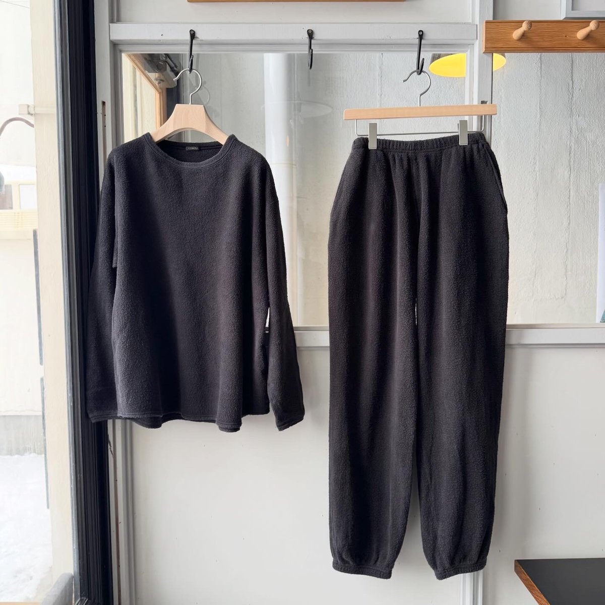 COMOLI フリース クルーネック | Less Higashikawa