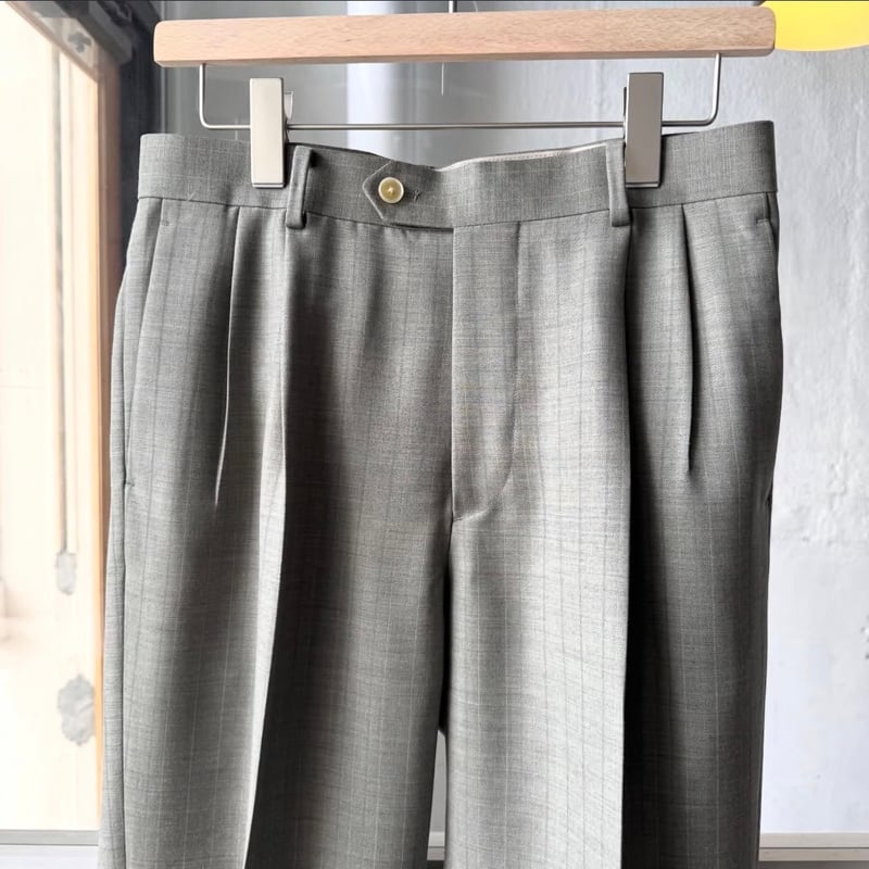 AURALEE BLUEFACED WOOL TWO-TUCK SLACKS | Less