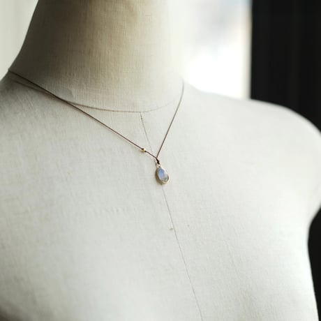 Margaret Solow 　 Enclosed Oval Labradorite Necklace 14K