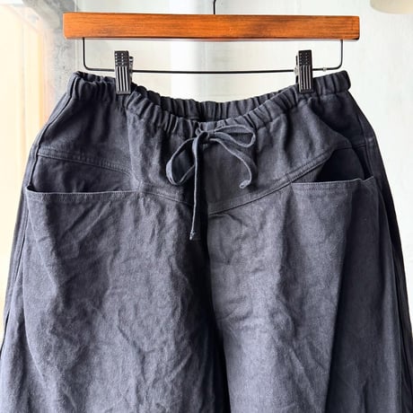 COMOLI　ブラックドリル テーパードパンツ