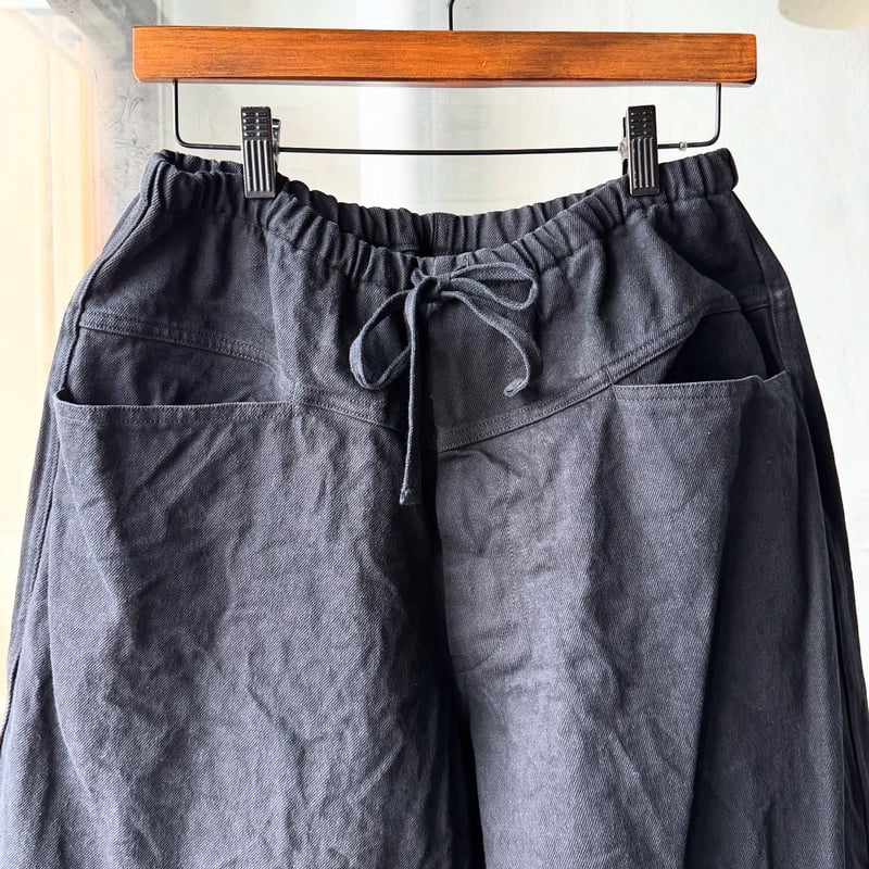 COMOLI ブラックドリル テーパードパンツ | Less Higashikawa