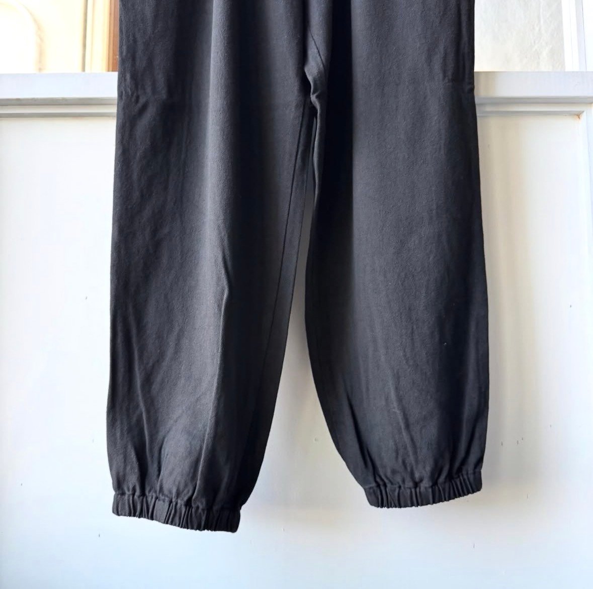 COMOLI シルクネップ ドローストリングパンツ | Less Higashikawa