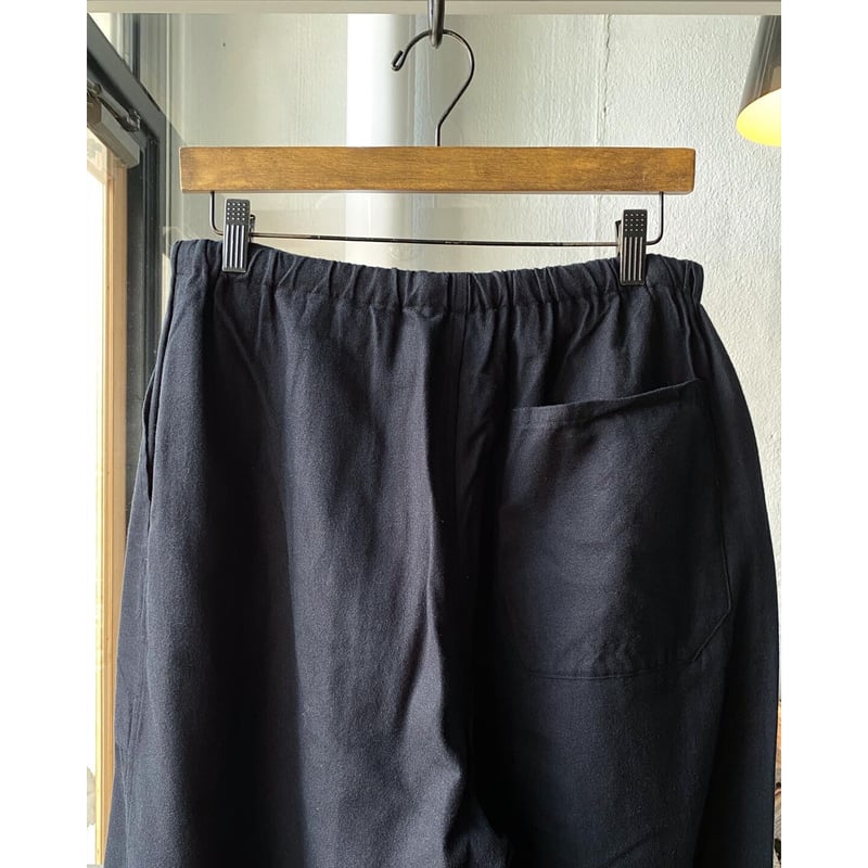 COMOLI シルクネル ドローストリングパンツ | Less Higashikawa