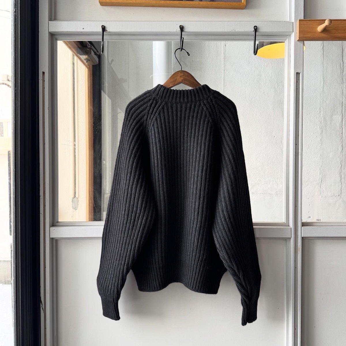 COMOLI カシミヤ和紙 ミリタリーニット | Less Higashikawa