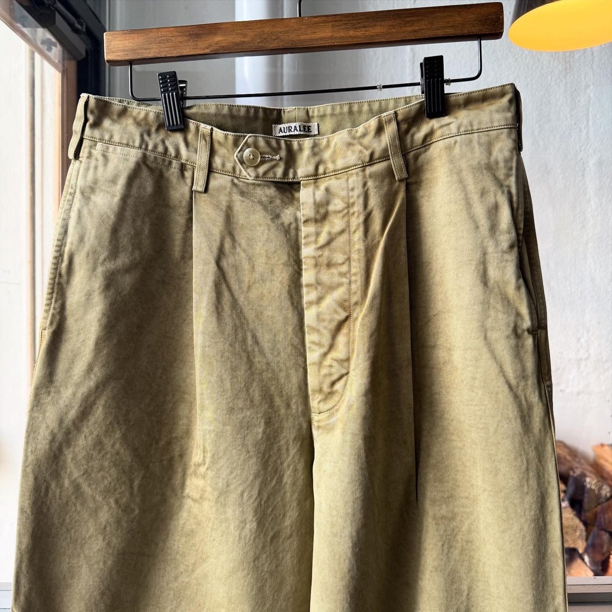 AURALEE PRODUCT DYED FINX CHINO ONE-TUCK PANTS