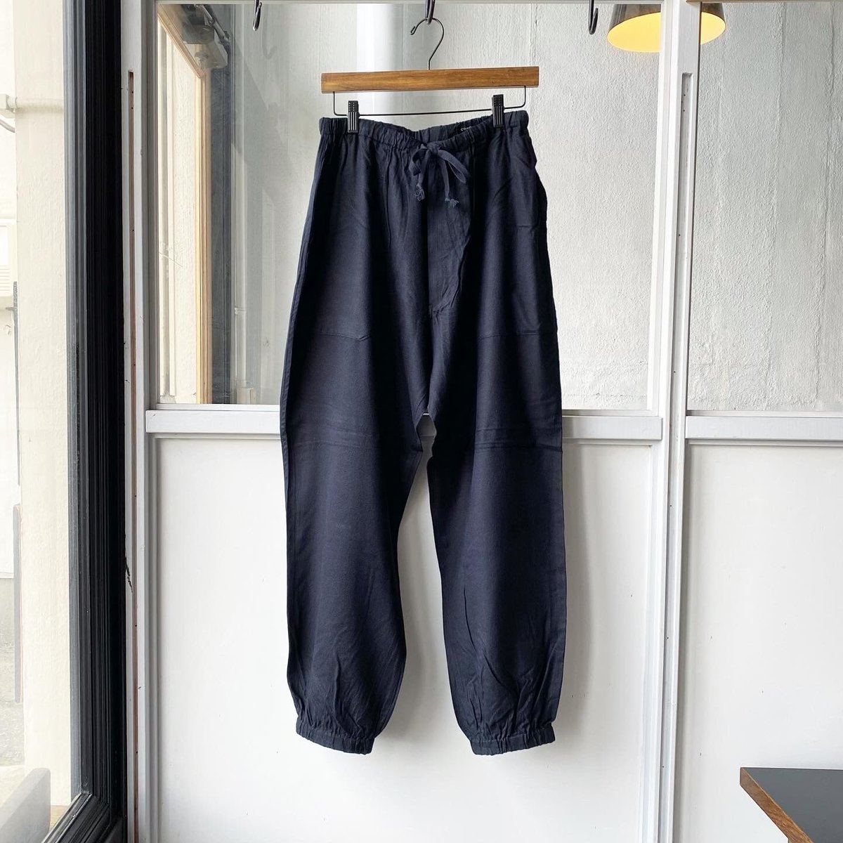 COMOLI シルクネル ドローストリングパンツ | Less Higashikawa COMOLI シルクネル ドローストリングパンツ | Less Higashikawa