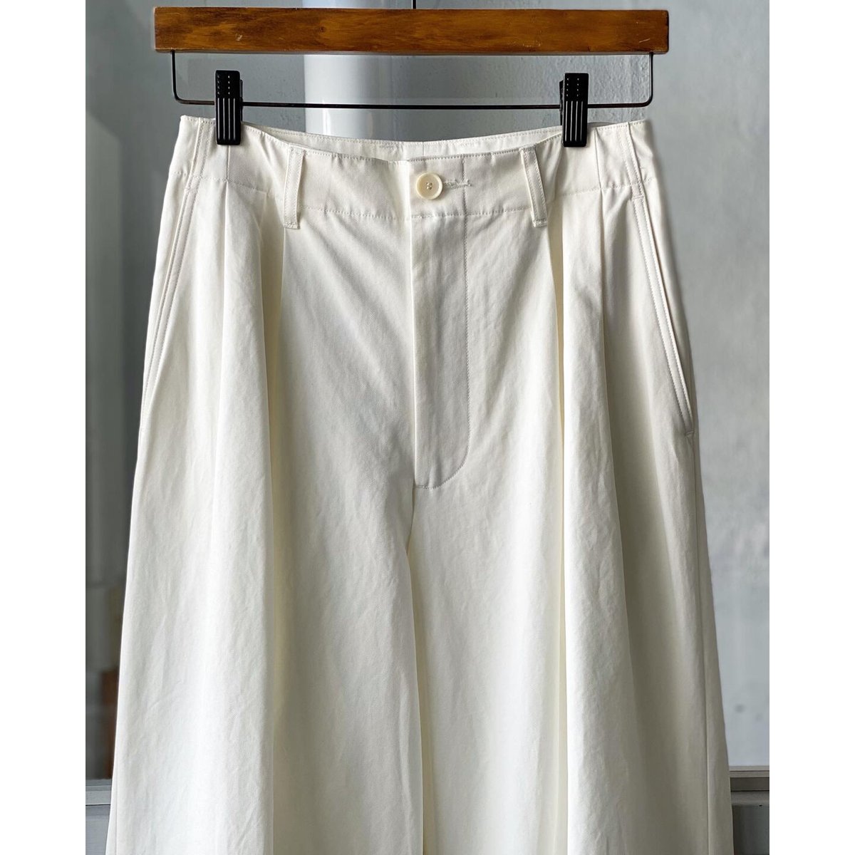 AURALEE WASHED FINX LIGHT CHINO TUCK WIDE PAN...