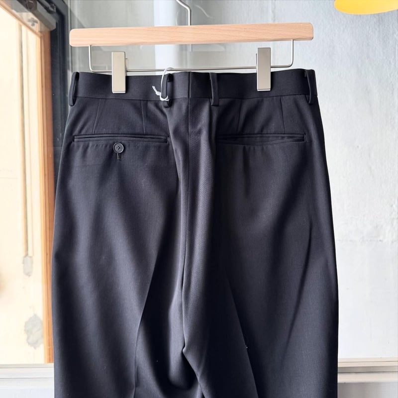 AURALEE LIGHT WOOL MAX GABARDINE SLACKS | Less