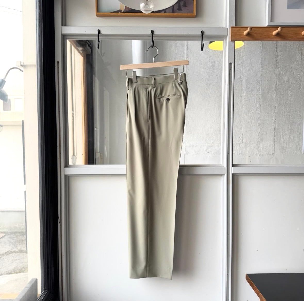 AURALEE ULTRA FINE TROPICAL WOOL TWO-TUCK SLACK