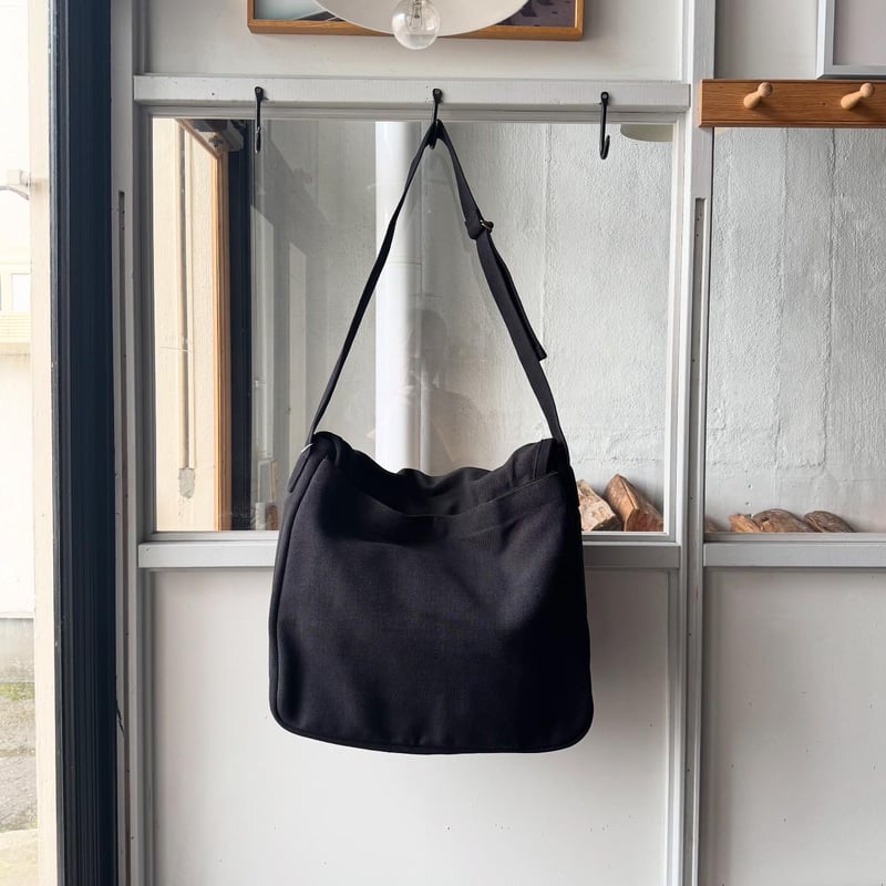 COMOLI ヘンプダック ショルダーバッグ | Less Higashikawa