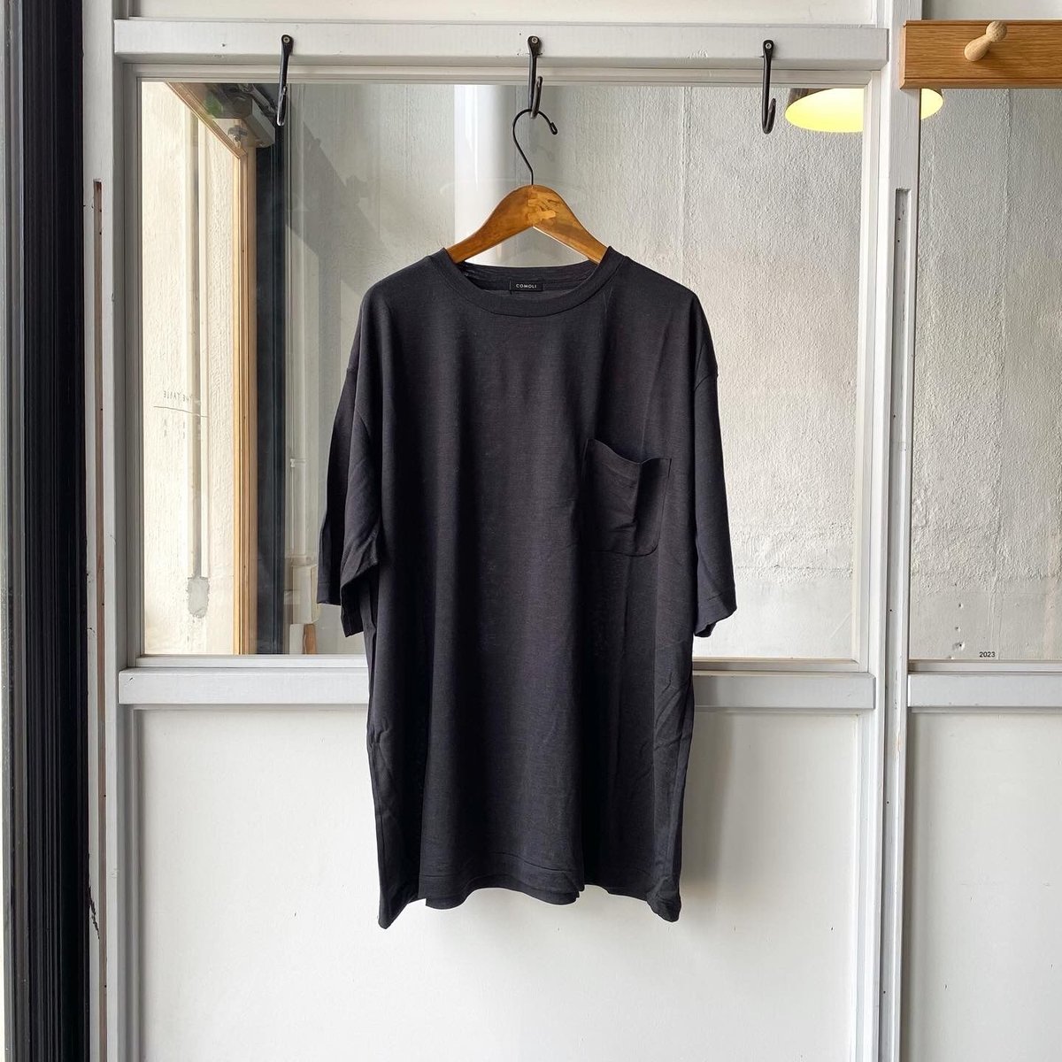 COMOLI サマーウール天竺 Tシャツ | Less Higashikawa