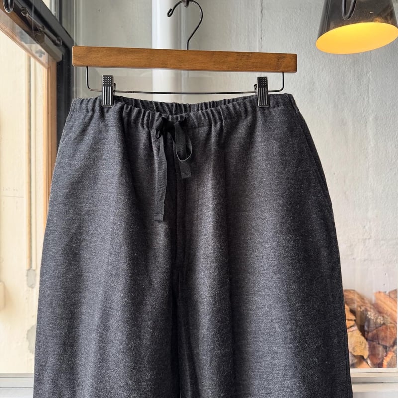 COMOLI カシミヤシルク ドローストリングパンツ | Less Higashikawa