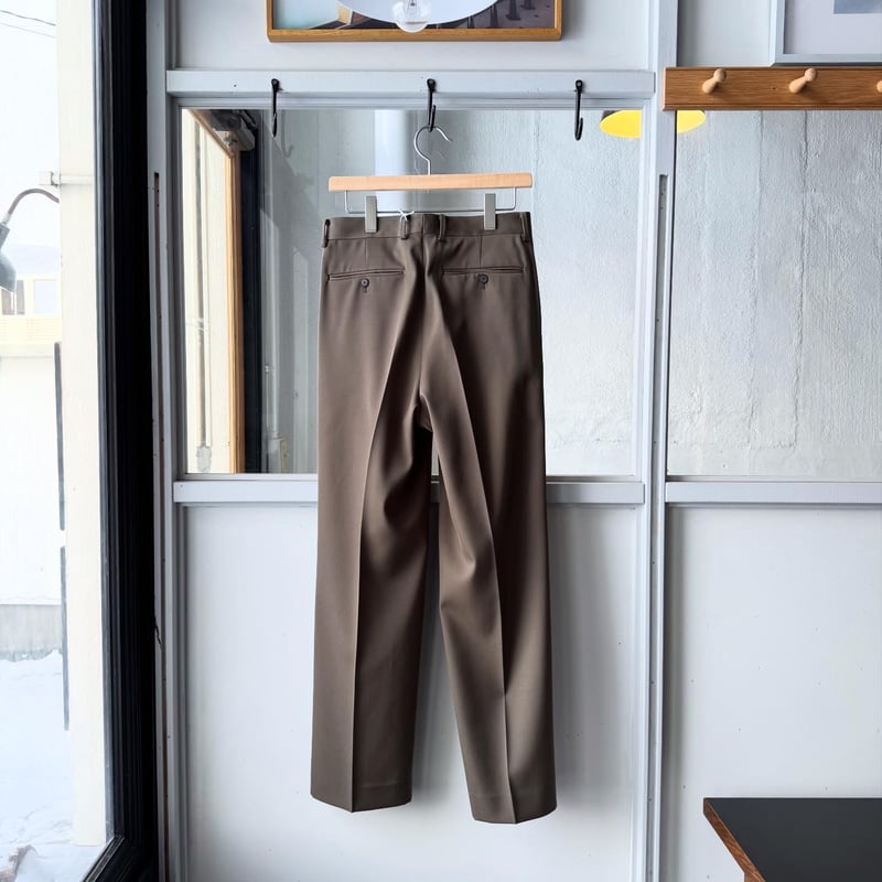 AURALEE LIGHT WOOL MAX GABARDINE TWO-TUCK SLACK