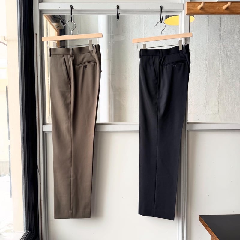 AURALEE LIGHT WOOL MAX GABARDINE SLACKS | Less