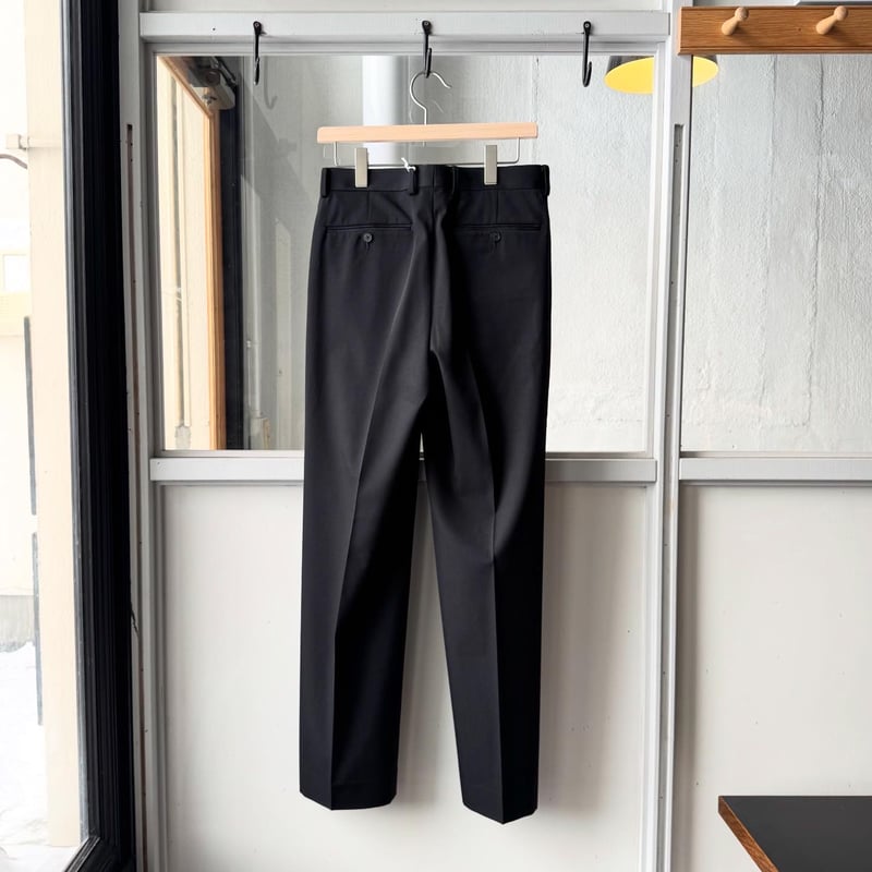 AURALEE LIGHT WOOL MAX GABARDINE TWO-TUCK SLACK