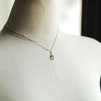 Margaret Solow 　 Enclosed XS Oval Tourmalinated Quartz Necklace 18K