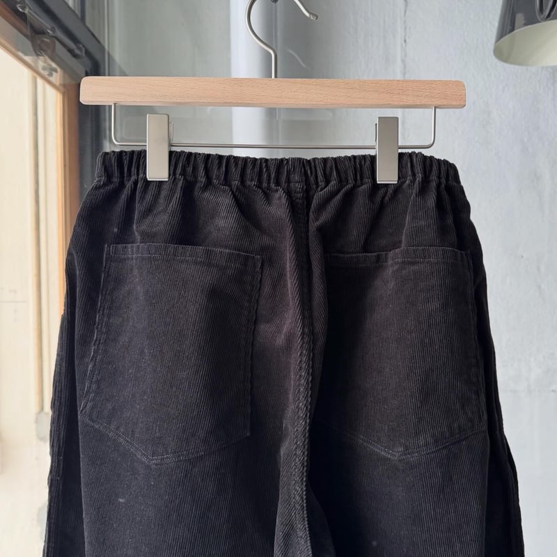COMOLI コーデュロイ ドローストリングパンツ | Less Higashikawa