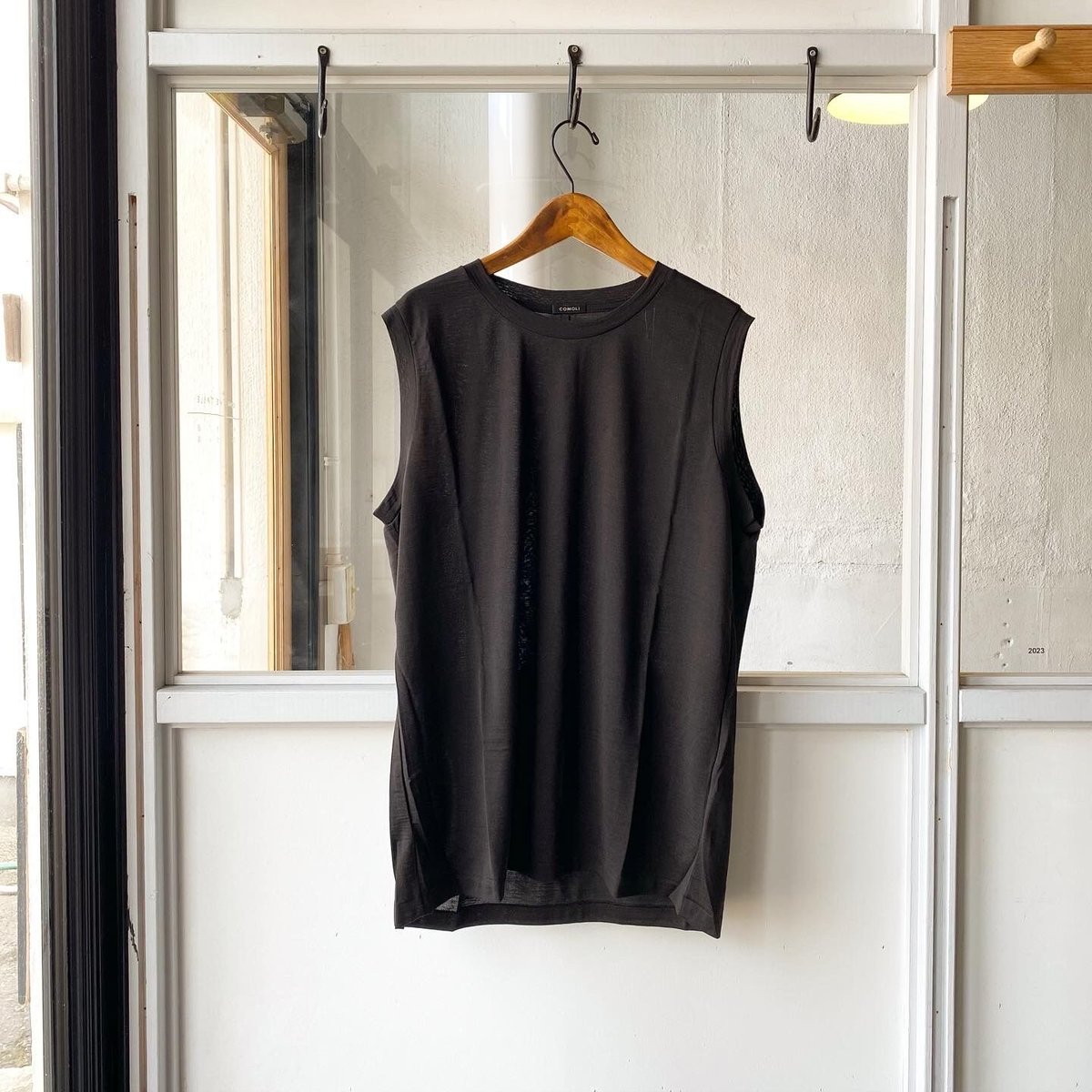 COMOLI（コモリ）サマーウール ノースリーブ Z01-05024 チャコール