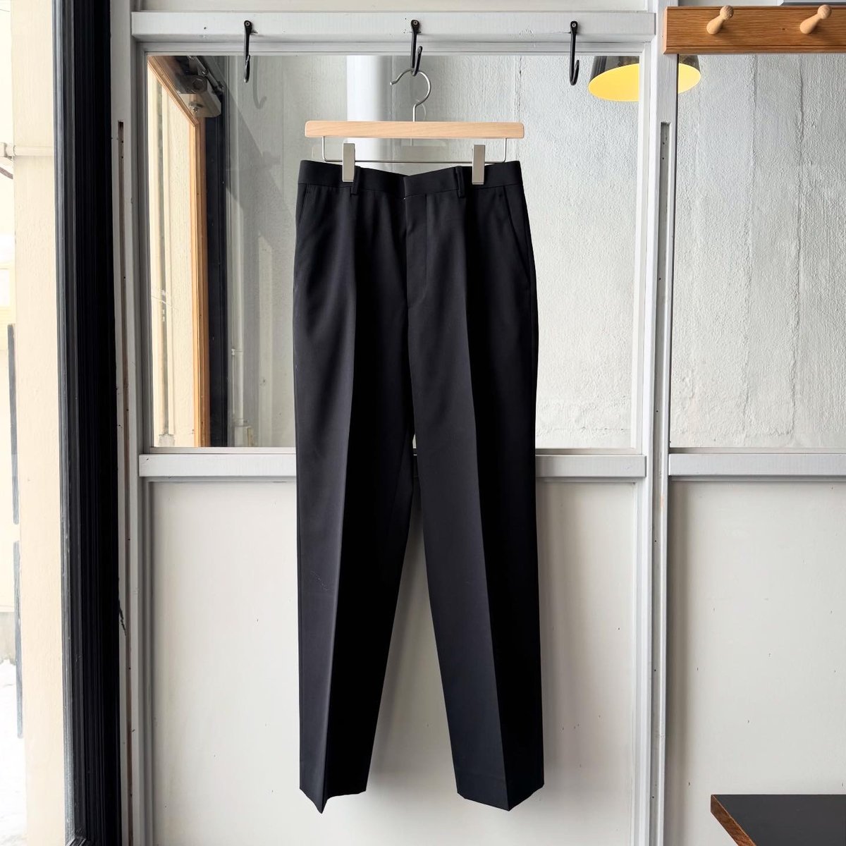 AURALEE LIGHT WOOL MAX GABARDINE SLACKS | Less