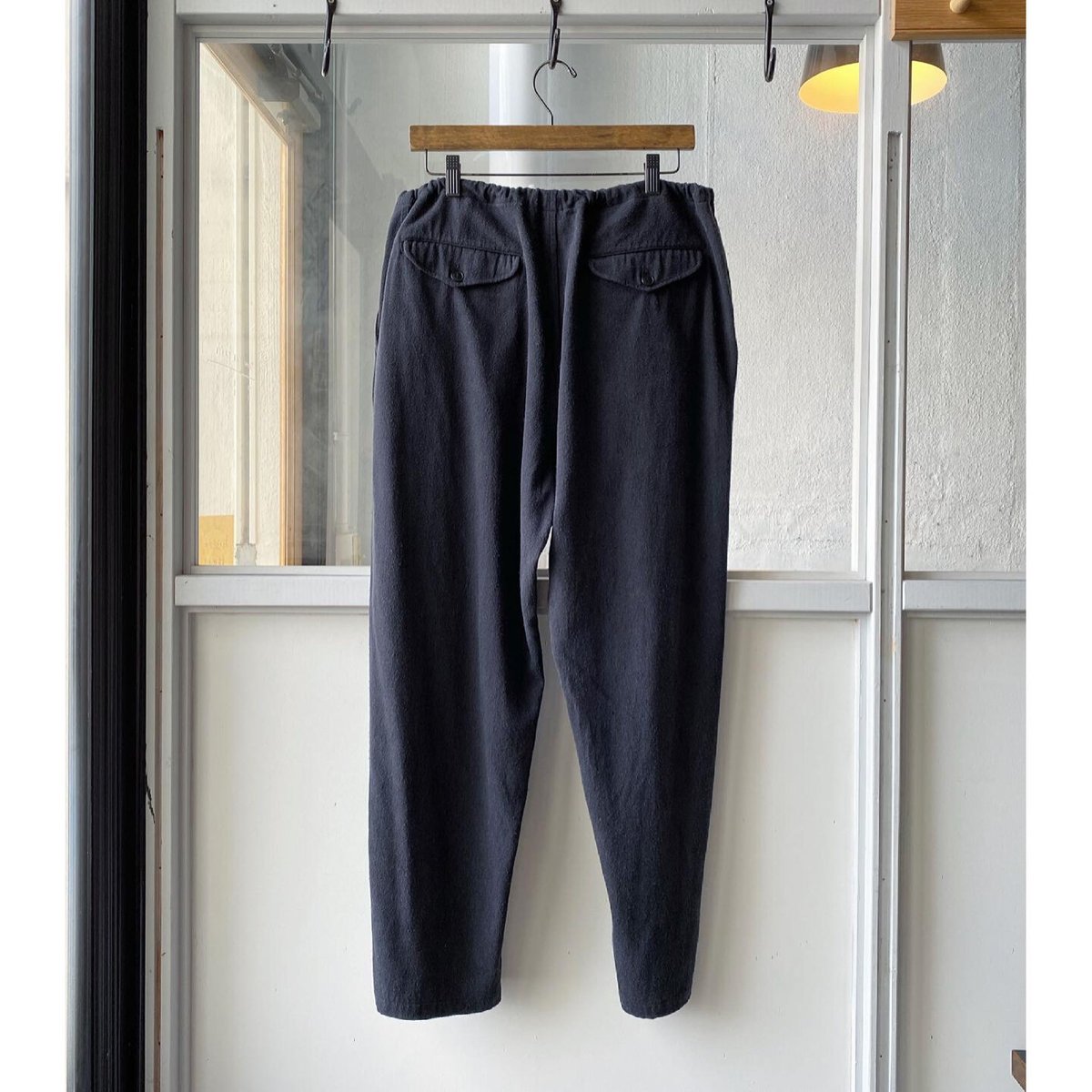 COMOLI (コモリ) シルクネップ ドローストリングパンツ - パンツ