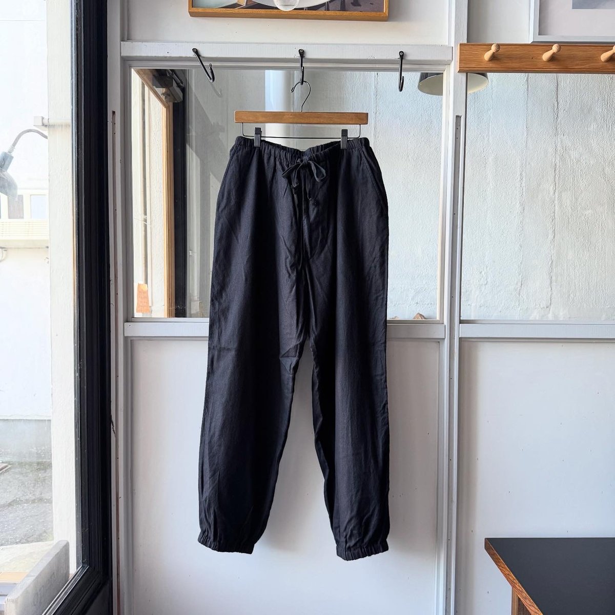 COMOLI カシミヤシルク 製品染ドローストリングパンツ | Less Higashikawa