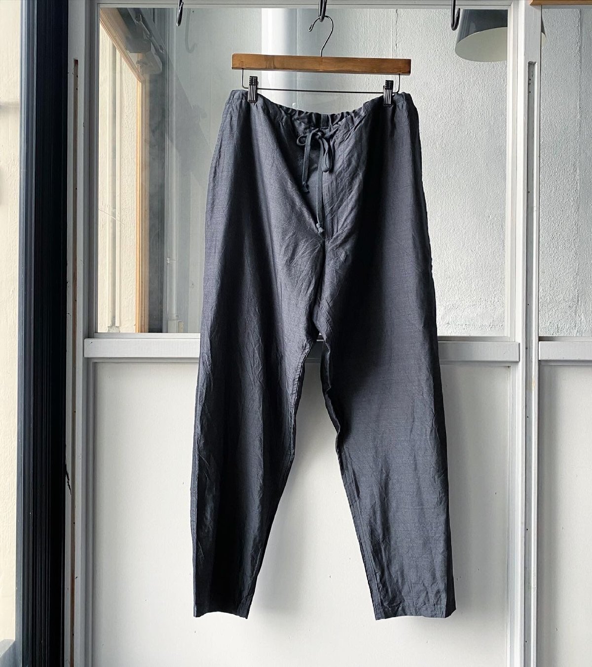 COMOLI 杢シルク テーパードパンツ | Less Higashikawa