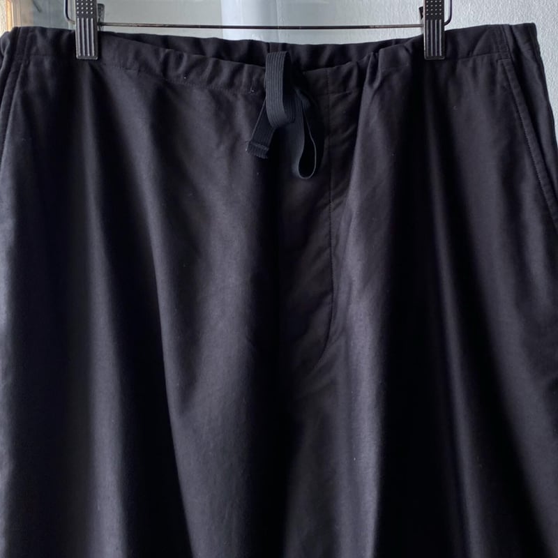COMOLI コットンサテン ドローストリングパンツ | Less Higashikawa COMOLI コットンサテン ドローストリングパンツ | Less Higashikawa