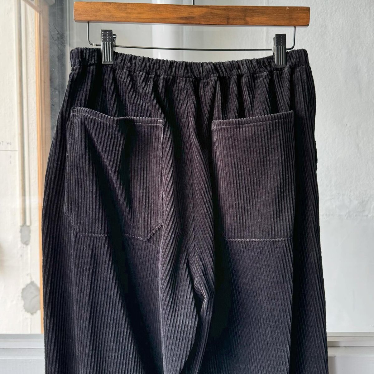 COMOLI コーデュロイ ドローストリングパンツ | Less Higashikawa