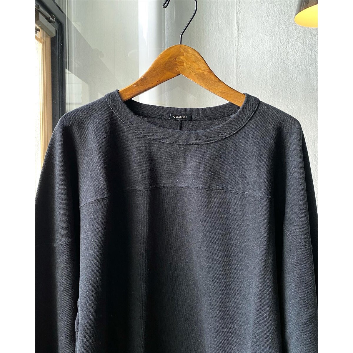 COMOLI フットボールT | Less Higashikawa