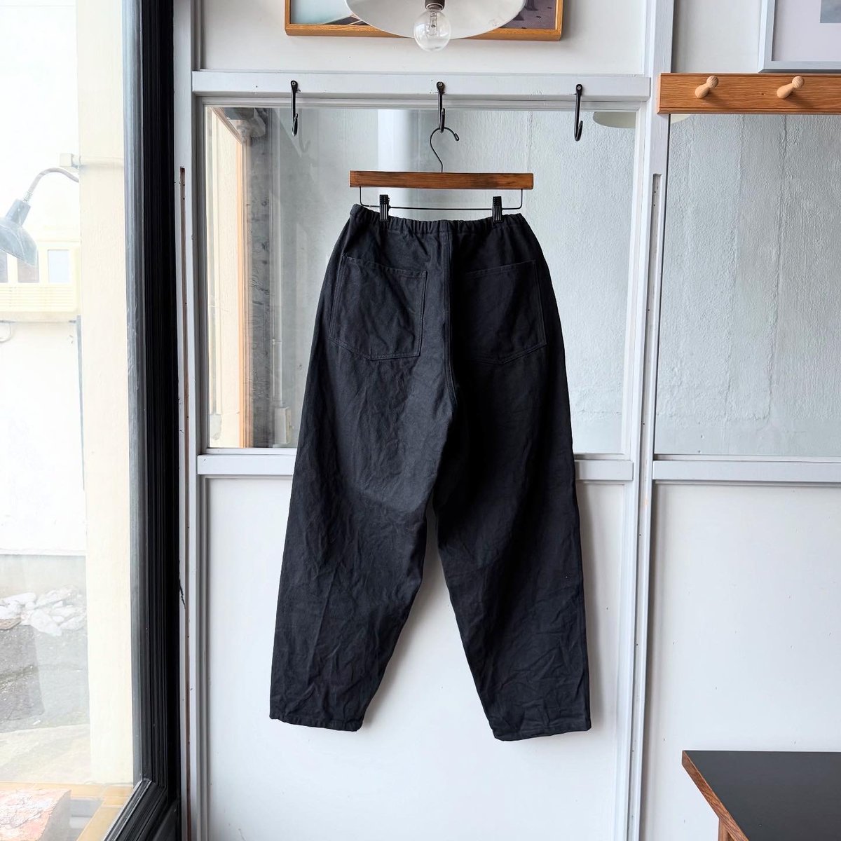 COMOLI ブラックドリル テーパードパンツ | Less Higashikawa