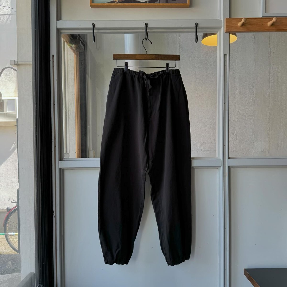 定価以下 24aw Comoli コモリ製品染ドローストリングパンツBlack COMOLI (コモリ) 製品染 ドローストリングパンツ