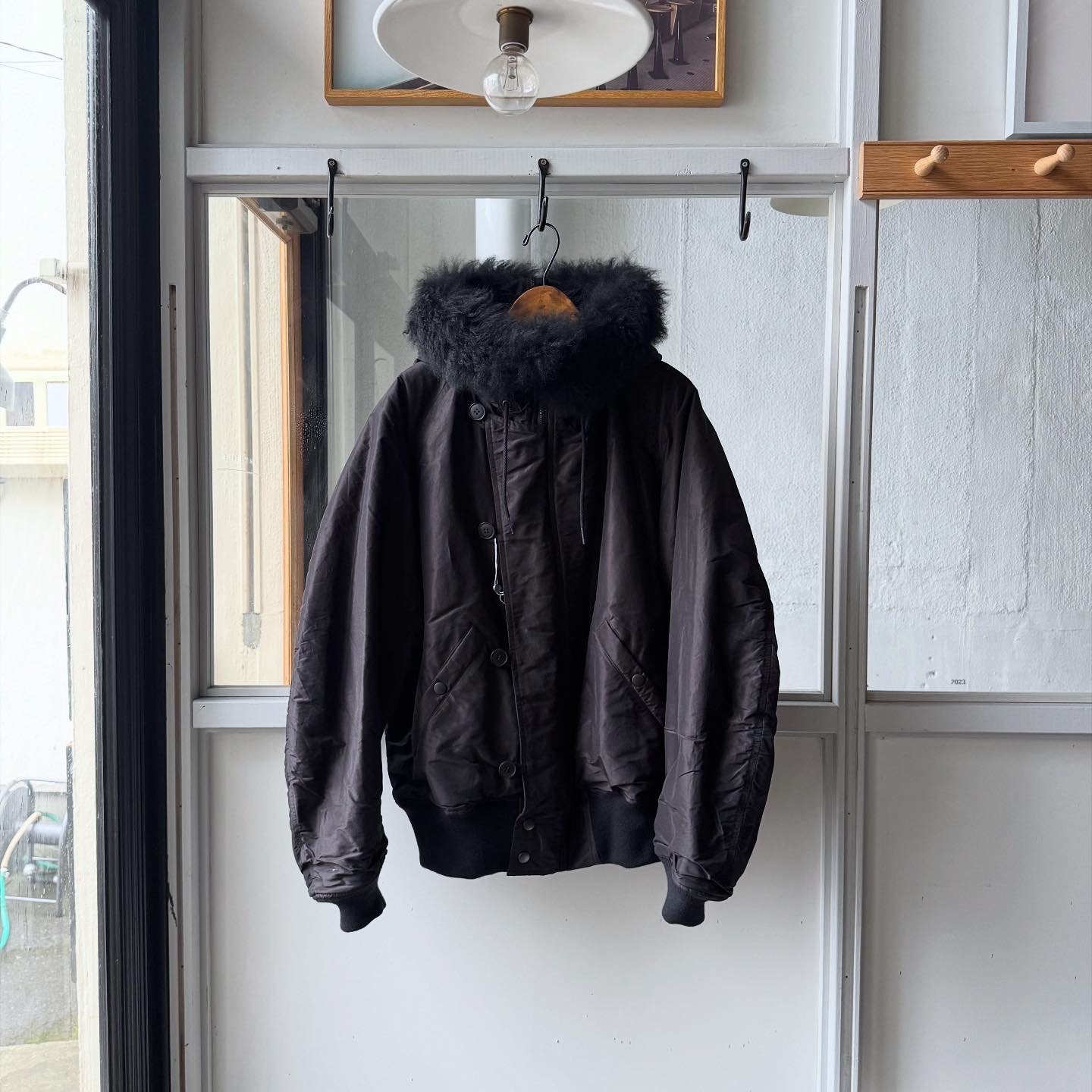 COMOLI コットンシルク ミリタリーフーデッドジャケット | Less