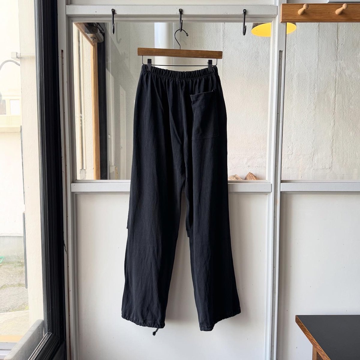 COMOLI コットンジャージ ニータックパンツ | Less Higashikawa