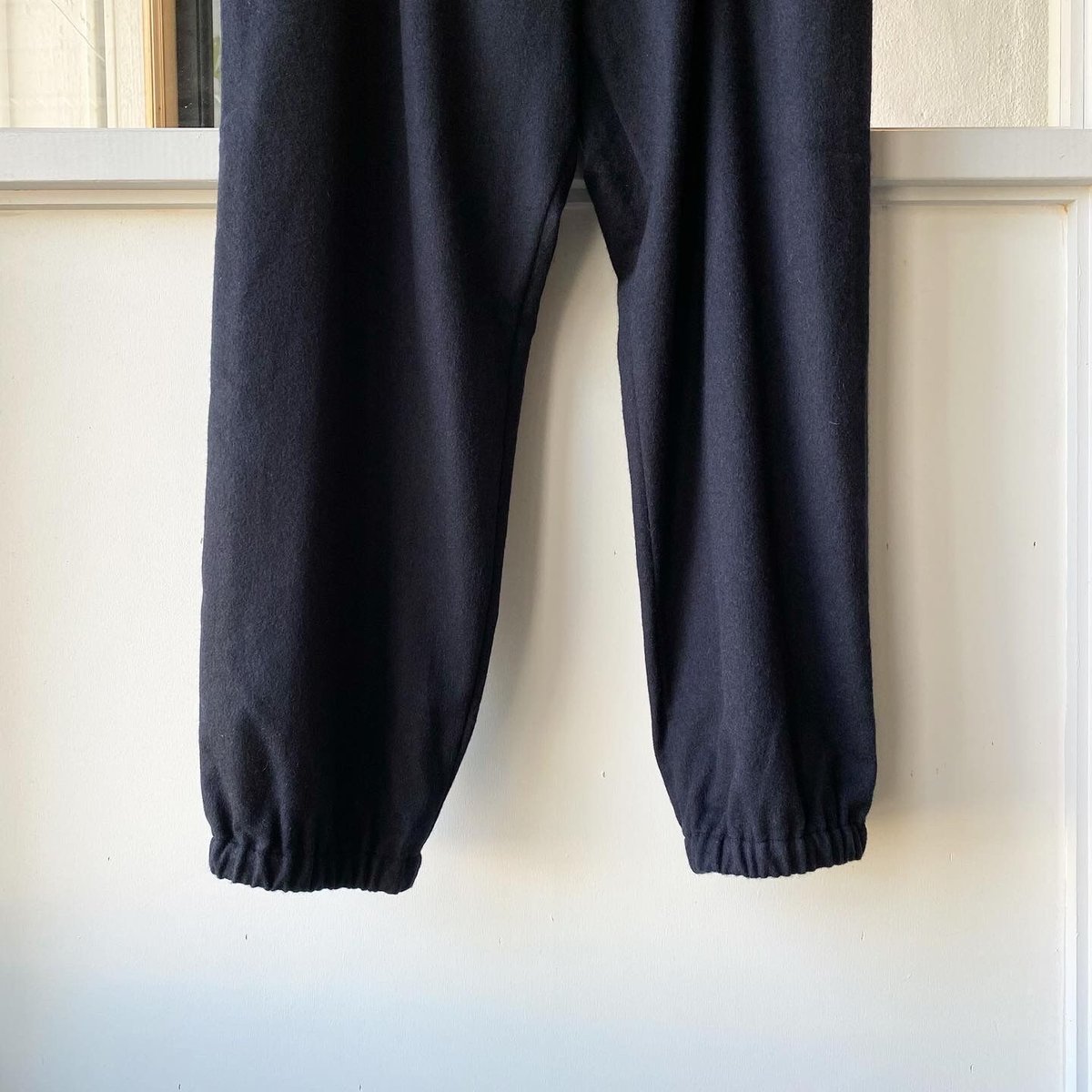 COMOLI カシミヤ ドローストリングパンツ | Less Higashikawa