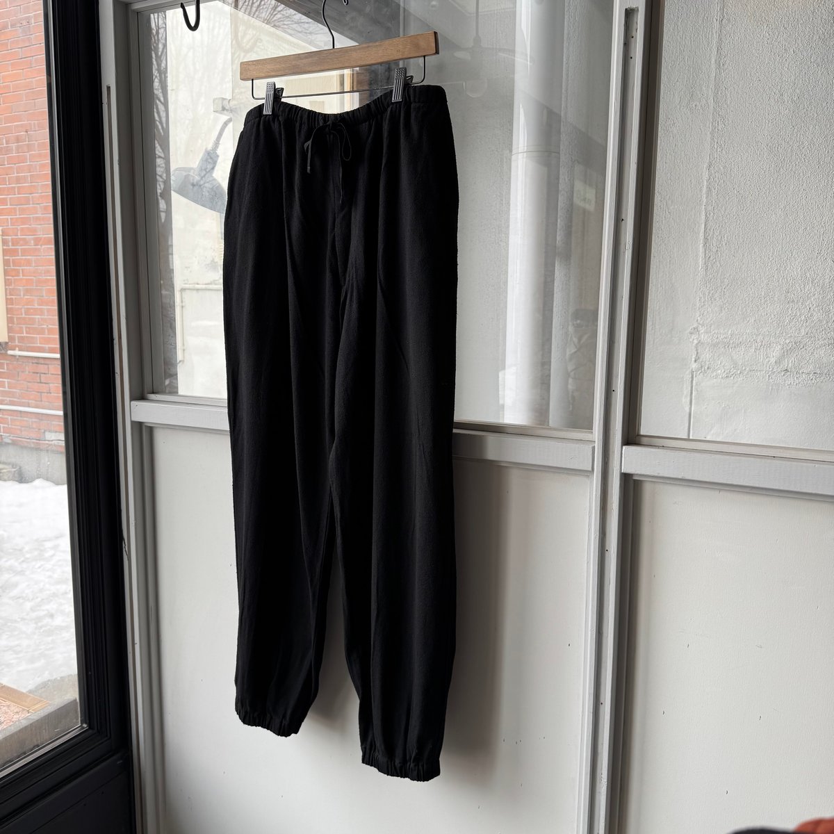 COMOLI シルクネップ ドローストリングパンツ | Less Higashikawa COMOLI シルクネップ ドローストリングパンツ | Less Higashikawa