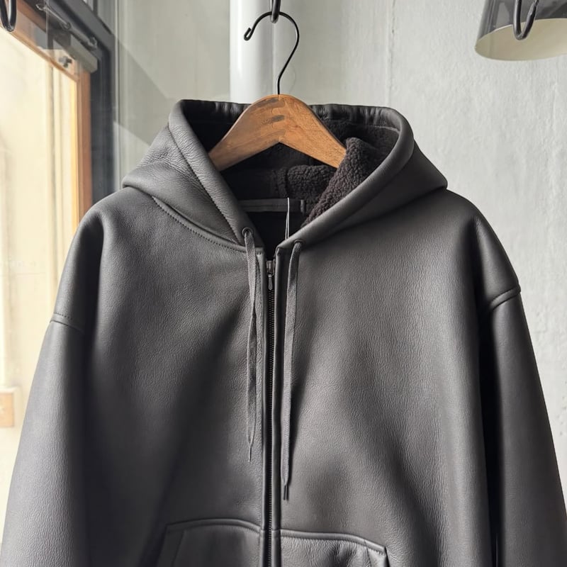 COMOLI シープスキン ジップパーカ | Less Higashikawa