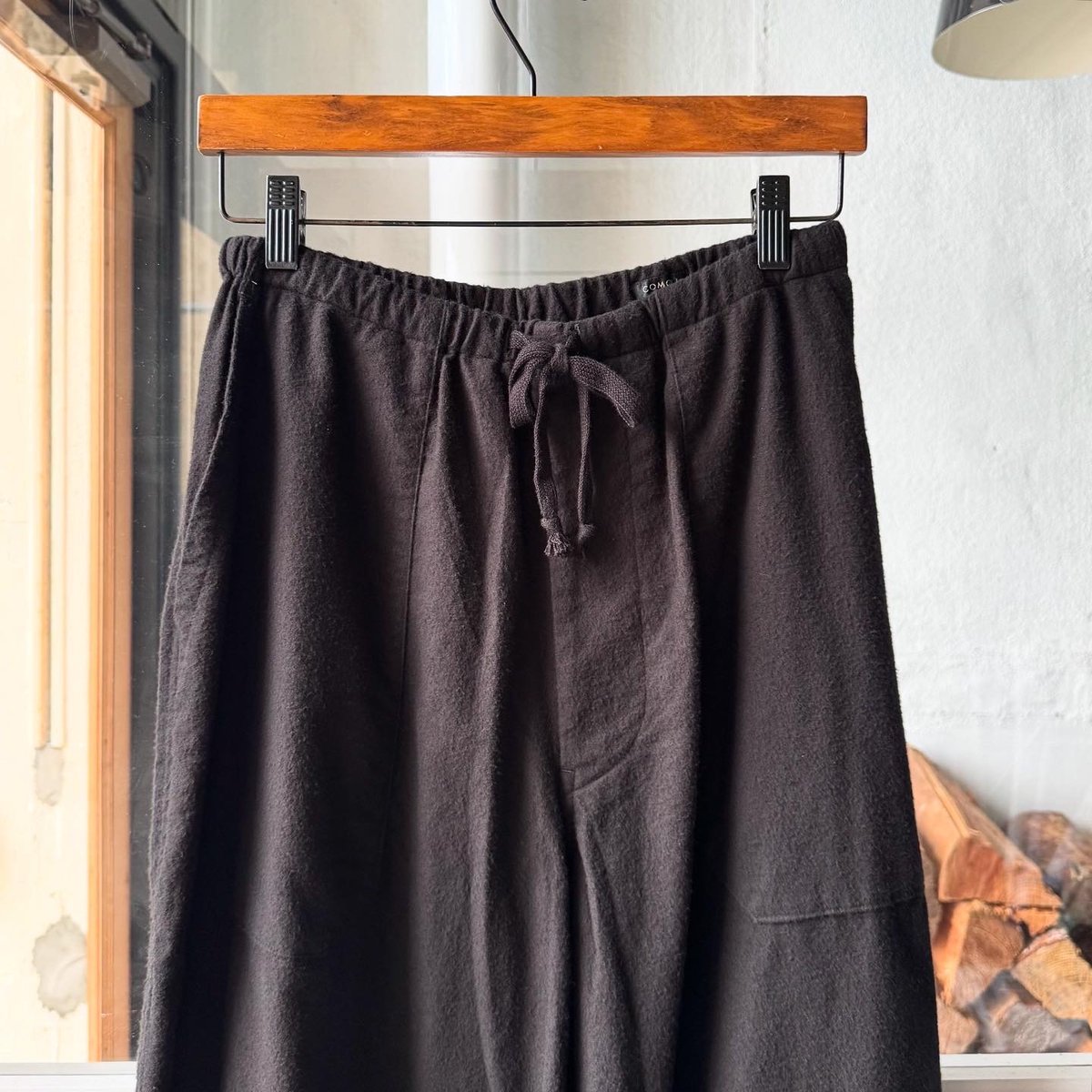 【新品】COMOLI　コットンネル テーパードパンツ　サイズ3 COMOLI コットンネル テーパードパンツ | Less Higashikawa