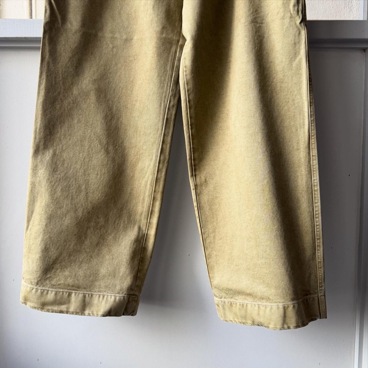 AURALEE PRODUCT DYED FINX CHINO ONE-TUCK PANTS