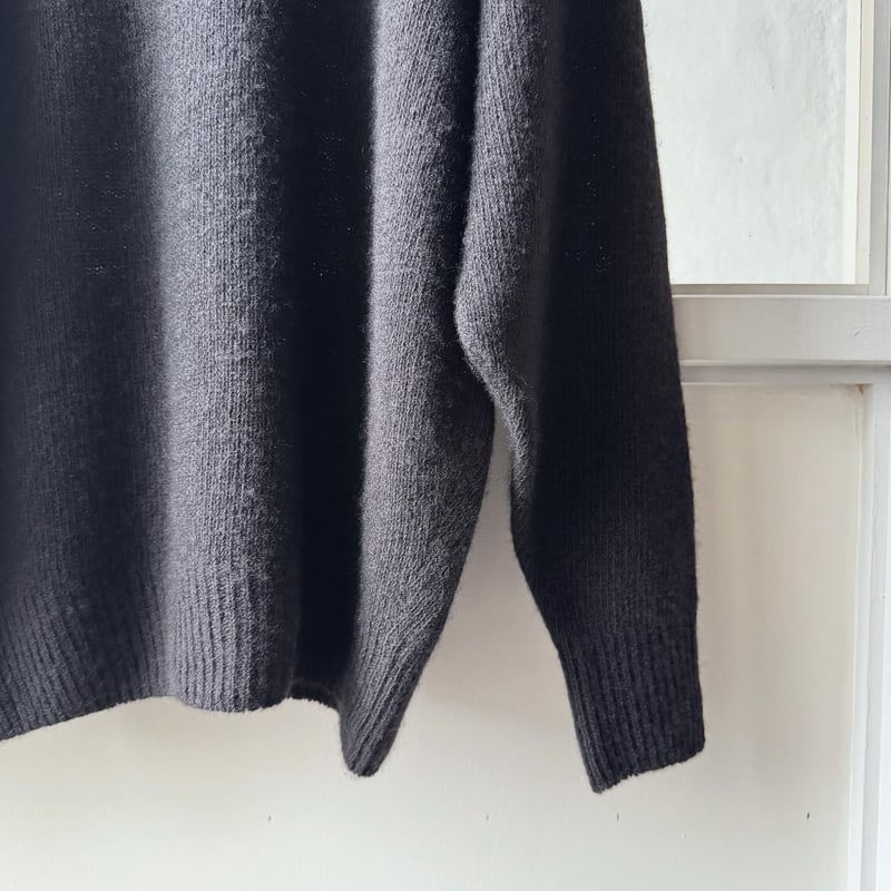 COMOLI カシミヤ製品染 クルーネックニット | Less Higashikawa