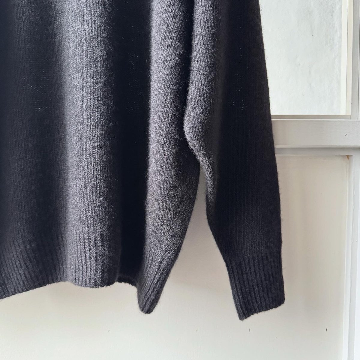 COMOLI カシミヤ製品染 クルーネックニット | Less Higashikawa