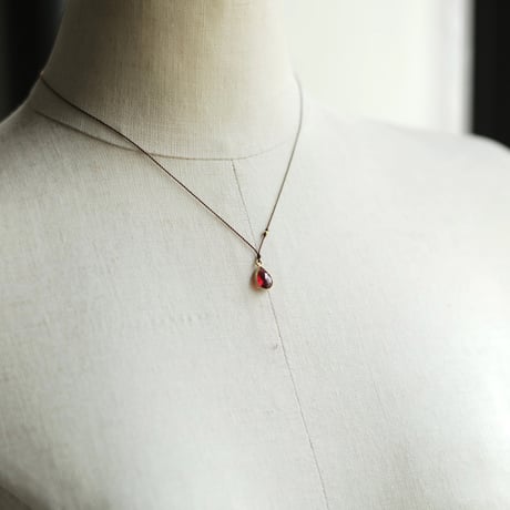 Margaret Solow 　 Enclosed Pear Shape Garnet Necklace 18K