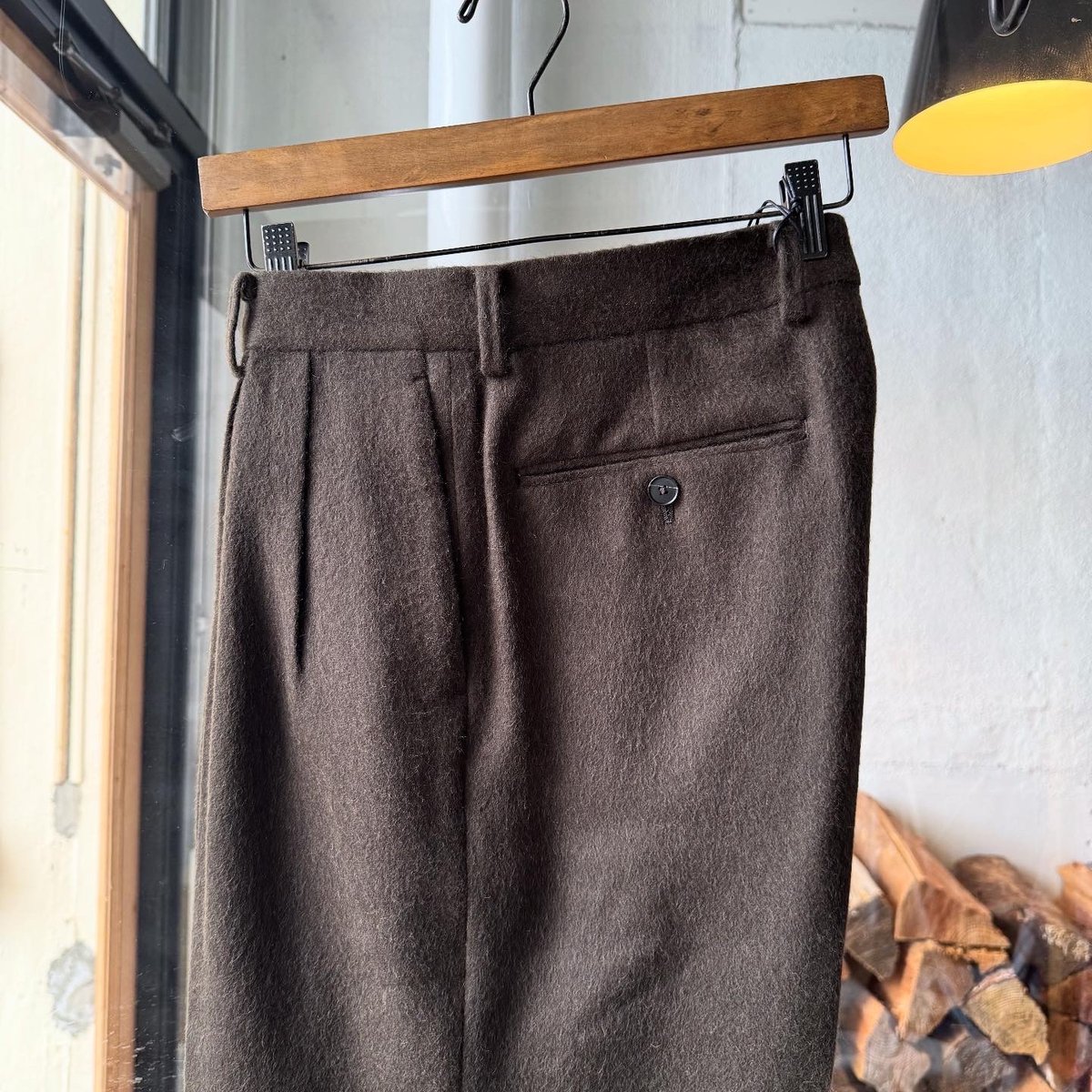 AURALEE BABY CAMEL FLANNEL TWO-TUCK SLACKS | Le